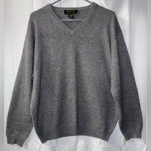 Daniel Bishop 100% 2-ply cashmere V-neck sweater in grey size L
